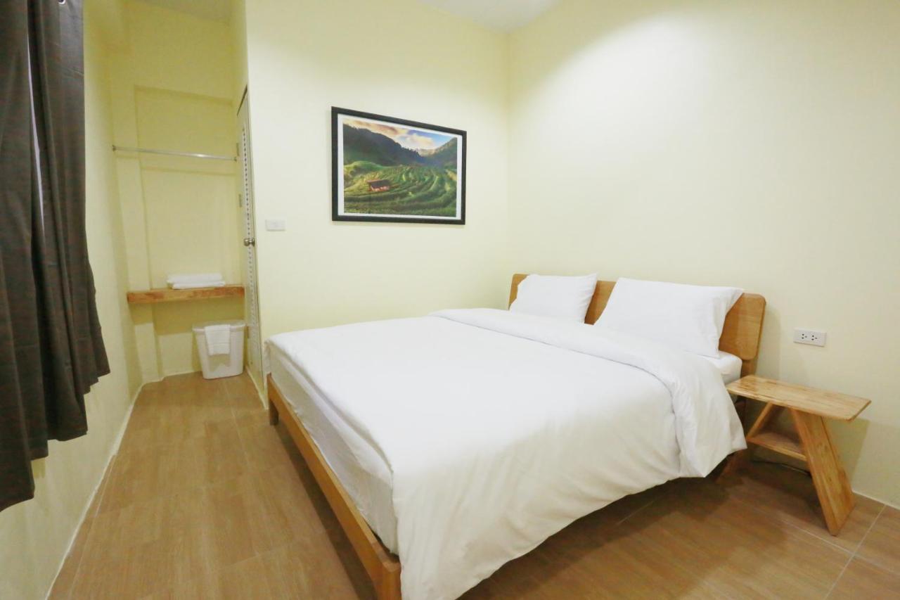 Interest Poshtel Hostel Bangkok Exterior photo