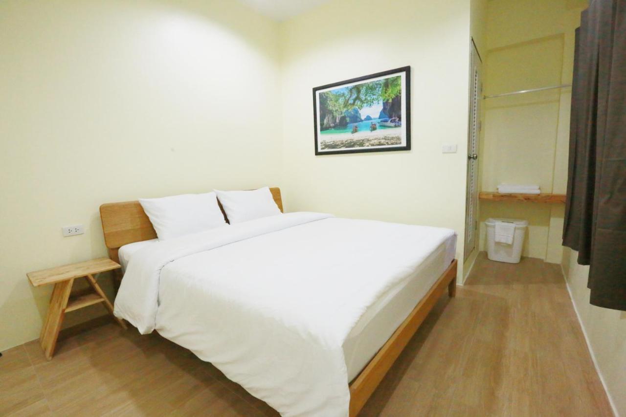 Interest Poshtel Hostel Bangkok Exterior photo